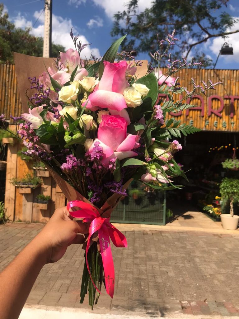 Mini Ramalhete Com Rosas Roseo E Complementos Nobres Floricultura Natuarte Flores Buques