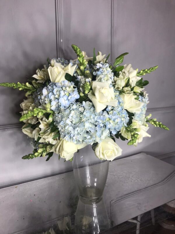 Arranjo PM com flores nobres e Hortência Azul