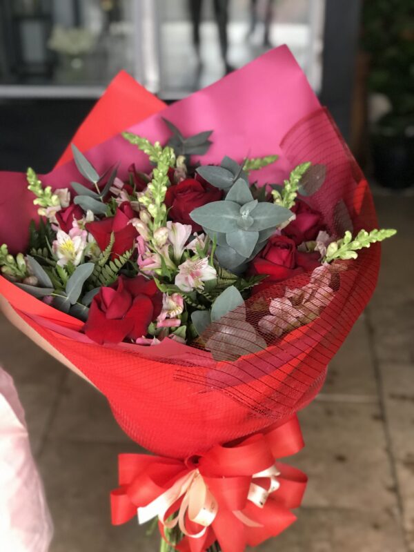 Ramalhete com 12 rosas e embalagem especial