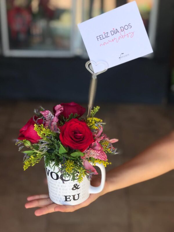 Arranjo café com flores (modelos variados)