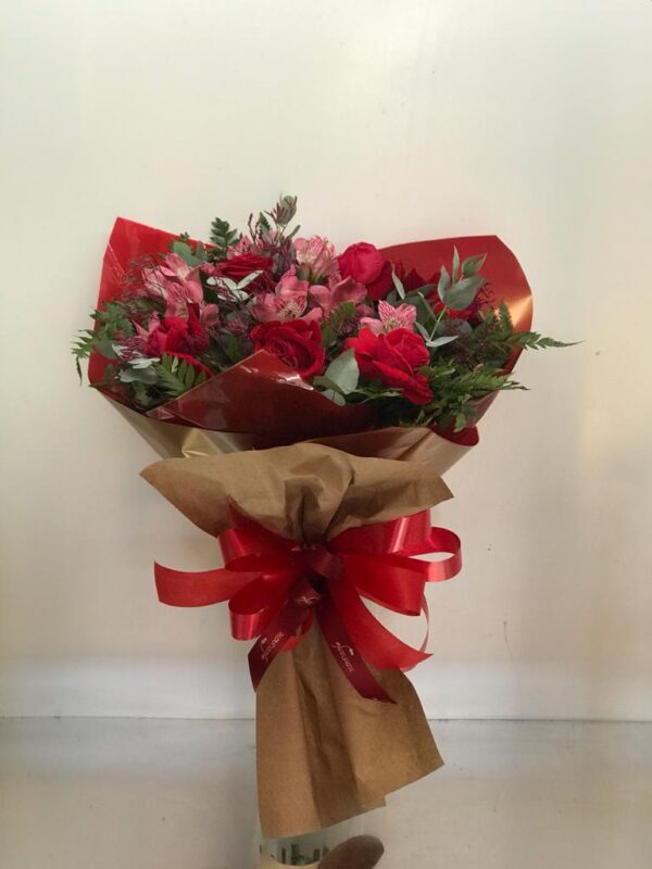 Ramalhete com 6 rosas embalagem especial