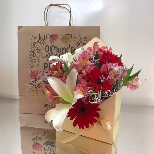 Box carta bege com mix de flores