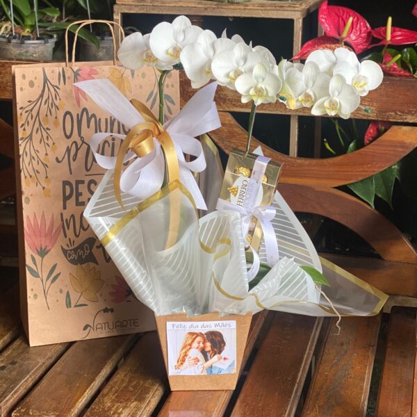 Orquidea phalaenopsis branca + chocolates, personalizada.