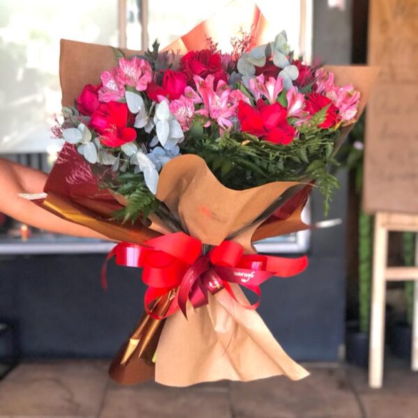 Ramalhete com 12 rosas embalagem especial